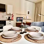 Charming Flat Off The Sea Front Daire