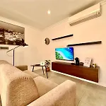 Charming Flat Off The Sea Front דירה