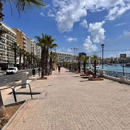 Apartment Charming Flat Off The Sea Front *