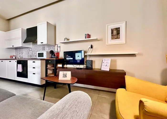 Apartman Charming Flat Off The Sea Front