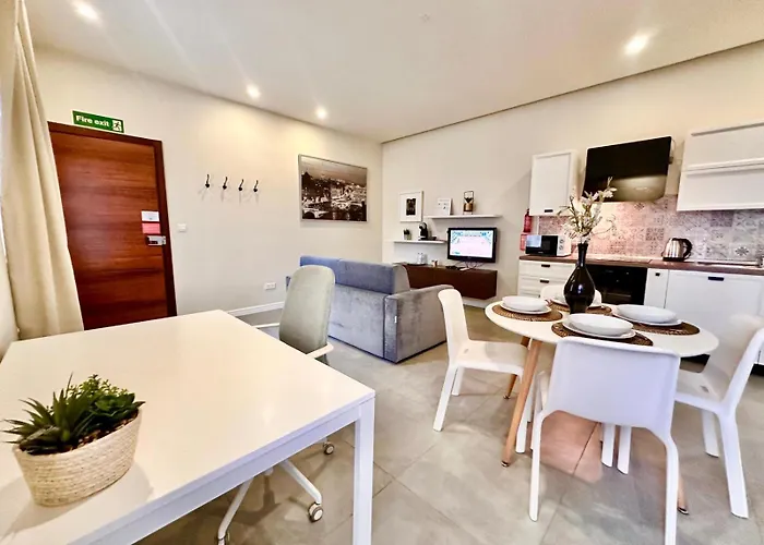 Lägenhet Charming Flat Off The Sea Front Gzira