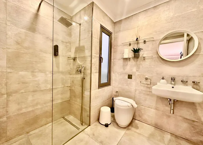 Charming Flat Off The Sea Front Apartman