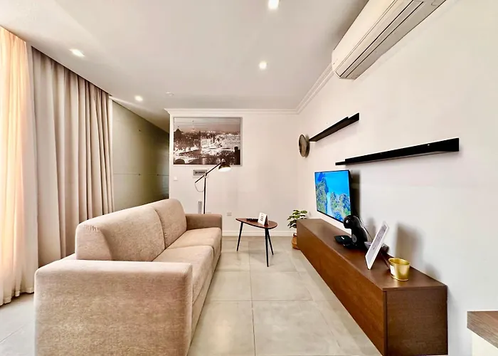 Apartman Charming Flat Off The Sea Front *