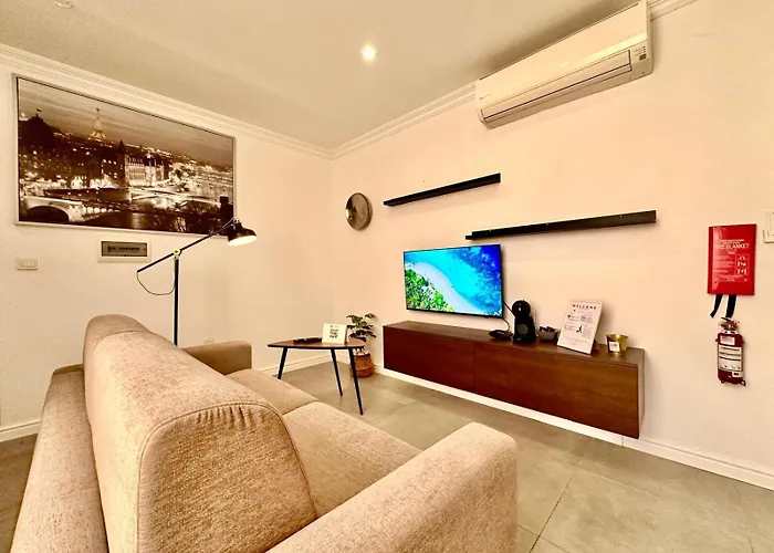 Charming Flat Off The Sea Front Apartment