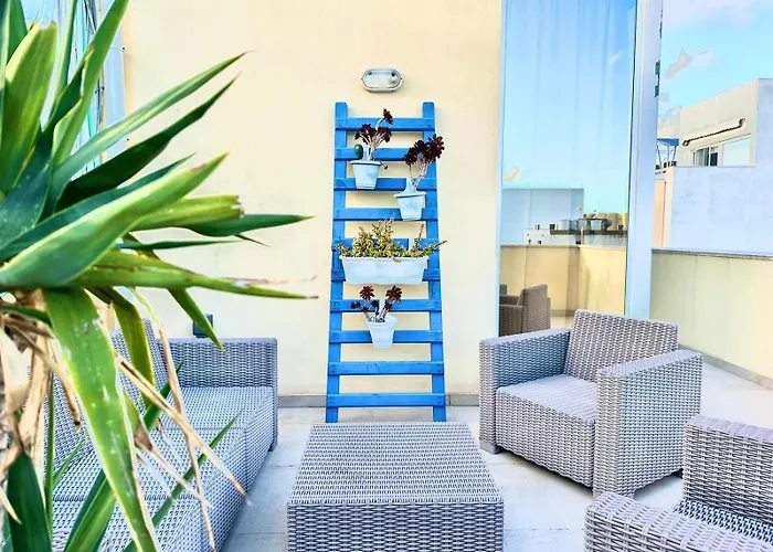 Apartman Charming Flat Off The Sea Front