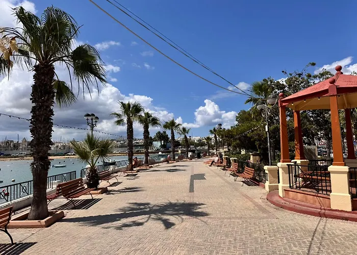 Apartman Charming Flat Off The Sea Front