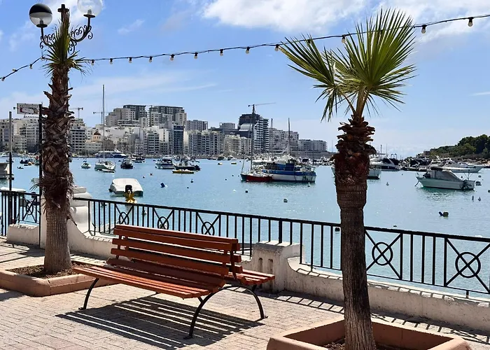 Charming Flat Off The Sea Front Apartment *